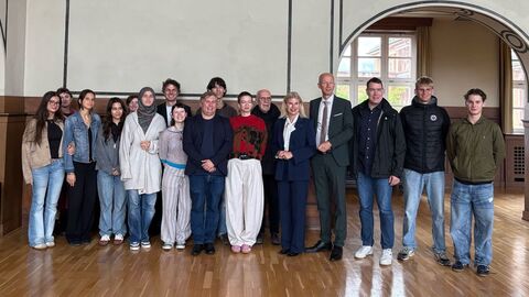 Frankfurter Max-Beckmann-Schule  Mehrere Schülerinnen und Schüler lachen in Kamera.