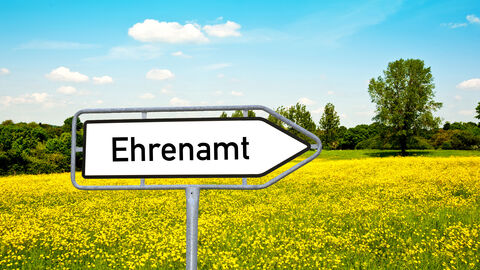 Ehrenamtswegweiser Wegweiser mit der Beschriftung Ehrenamt