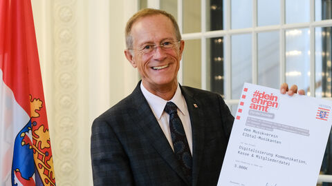 Staatsminister Axel Wintermeyer mit einer Förderurkunde Staatsminister Axel Wintermeyer mit einer Förderurkunde