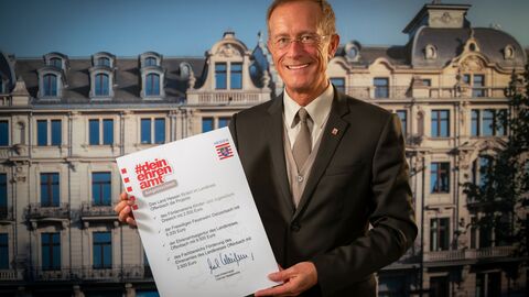 Staatsminister Axel Wintermeyer mit einer Förderurkunde Staatsminister Axel Wintermeyer mit einer Förderurkunde