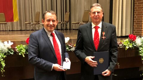 Übergabe der Auszeichnung durch Kultusminister Prof. Dr. R. Alexander Lorz  Übergabe der Auszeichnung durch Kultusminister Prof. Dr. R. Alexander Lorz
