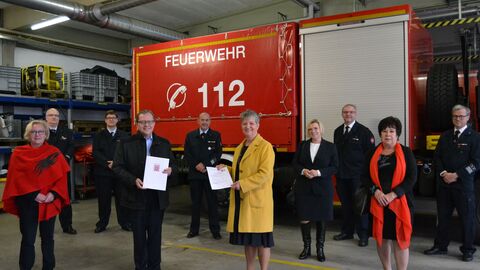 Reihe vorne v. l. n. r.: Erste Stadträtin Nicole Rauber-Jung, Staatssekretär Thomas Metz, Bürgermeisterin Christine Klein, Birgit Heitland (MdL), Karin Hartmann (MdL) Reihe hinten v. l. n. r.: Alexander Merk (FFW Mitte), Jürgen Ritz (stellv. Wehrführer FFW Mitte), Hans Förg (Wehrführer FFW Mitte), Thomas Strößinger (stellv. Stadtbrandinspektor), Jens-Peter Karn (Stadtbrandinspektor);  Reihe vorne v. l. n. r.: Erste Stadträtin Nicole Rauber-Jung, Staatssekretär Thomas Metz, Bürgermeisterin Christine Klein, Birgit Heitland (MdL), Karin Hartmann (MdL) Reihe hinten v. l. n. r.: Alexander Merk (FFW Mitte), Jürgen Ritz (stellv. Wehrführer FFW Mitte), Hans Förg (Wehrführer FFW Mitte), Thomas Strößinger (stellv. Stadtbrandinspektor), Jens-Peter Karn (Stadtbrandinspektor);