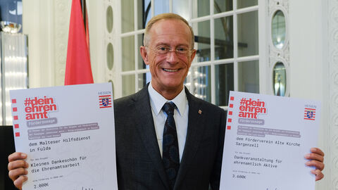 Axel Wintermeyer mit zwei Förderbescheiden Axel Wintermeyer mit zwei Förderbescheiden