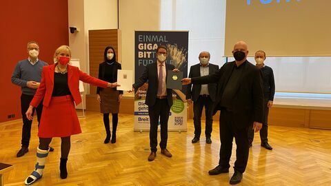 Digitalministerin Sinemus übergibt Förderbescheid Digitalministerin Sinemus übergibt Förderbescheid
