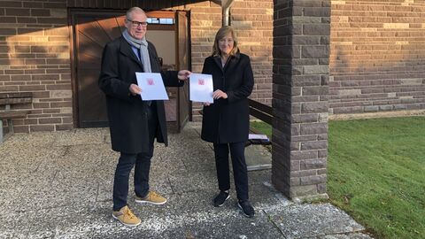 v. l. n. r.,  Herr Helmut Opfermann, 1. Beigeordneter der Stadt Espenau mit Justizministerin Eva Kühne-Hörmann