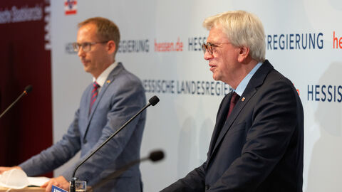 Ministerpräsident Bouffier und Sozialminister Klose bei einer Pressekonferenz