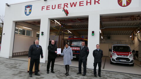 Europaministerin Lucia Puttrich bei der Übergabe des Bescheides an Bürgermeister Michael Merle und dem Vorsitzenden der Freiwilligen Feuerwehr Kirch-Göns, Herrn Markus Mohr (ganz links) Europaministerin Lucia Puttrich bei der Übergabe des Bescheides an Bürgermeister Michael Merle und dem Vorsitzenden der Freiwilligen Feuerwehr Kirch-Göns, Herrn Markus Mohr (ganz links)