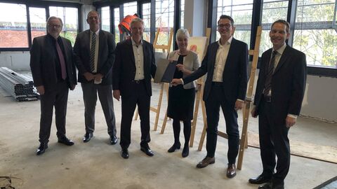 Kultusstaatssekretär Lösel überreicht 6,4 Millionen Euro zur Sanierung der Gießener Willy-Brandt-Schule Kultusstaatssekretär Lösel überreicht 6,4 Millionen Euro zur Sanierung der Gießener Willy-Brandt-Schule