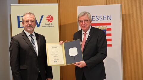 Ministerpräsident Bouffier bedankt sich für die Ehrenplakette des Bundes der Vertriebenen 2020 Ministerpräsident Bouffier bedankt sich für die Ehrenplakette des Bundes der Vertriebenen 2020