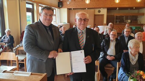 Europastaatssekretär Mark Weinmeister verleiht Willy Gerhold den Hessischen Verdienstorden am Bande Europastaatssekretär Mark Weinmeister verleiht Willy Gerhold den Hessischen Verdienstorden am Bande