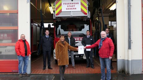 Europaministerin Lucia Puttrich bei der Übergabe des Zuwendungsbescheides bei der Feuerwehr der Stadt Gedern Europaministerin Lucia Puttrich bei der Übergabe des Zuwendungsbescheides bei der Feuerwehr der Stadt Gedern