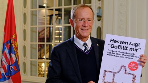 Der Chef der Staatskanzlei, Staatsminister Axel Wintermeyer, bedankt sich bei den ehrenamtlichen Helferinnen und Helfern in Hessen.  Der Chef der Staatskanzlei, Staatsminister Axel Wintermeyer, bedankt sich bei den ehrenamtlichen Helferinnen und Helfern in Hessen.