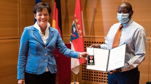 Europaministerin Lucia Puttrich bei der Übereichung der Verdienstmedaille an Dr. James Karanja Europaministerin Lucia Puttrich bei der Übereichung der Verdienstmedaille an Dr. James Karanja