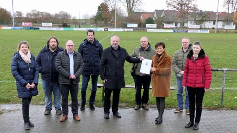 Europaministerin Lucia Puttrich bei der Übergabe des Förderbescheides an den Bürgermeister der Stadt Friedberg, Dirk Antkowiak, und mit Mitgliedern des Sportvereins FC Olympia Fauerbach.  Europaministerin Lucia Puttrich bei der Übergabe des Förderbescheides an den Bürgermeister der Stadt Friedberg, Dirk Antkowiak, und mit Mitgliedern des Sportvereins FC Olympia Fauerbach.