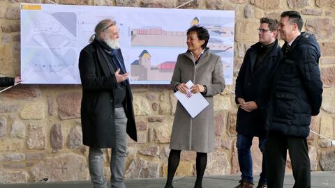 Europaministerin Lucia Puttrich bei der Übergabe des Bescheides mit Bürgermeister Dr. Thomas Stöhr, dem Ersten Stadtrat Sebastian Wysocki sowie Claus-Günther Kunzmann (v.r.n.l.)  Europaministerin Lucia Puttrich bei der Übergabe des Bescheides mit Bürgermeister Dr. Thomas Stöhr, dem Ersten Stadtrat Sebastian Wysocki sowie Claus-Günther Kunzmann (v.r.n.l.)