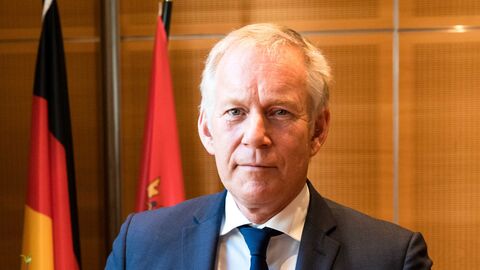 Der Moderator und Journalist Johannes B. Kerner bekam vom Hessischen Ministerpräsidenten Volker Bouffier das Verdienstkreuz 1. Klasse des Verdienstordens der Bundesrepublik Deutschland ausgehändigt.