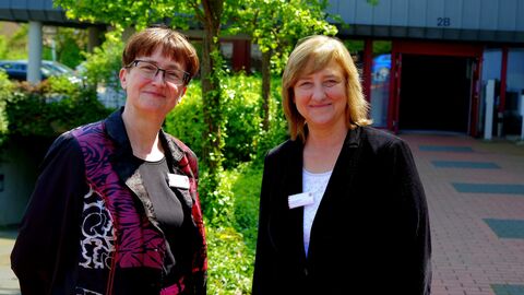 Aufnahme: Justizministerin besucht Tag der offenen Tür der IT-Stelle der Justiz, v.l.n.r. Ingrid Richter (Präsidentin der IT-Stelle), Eva Kühne-Hörmann (Justizministerin)