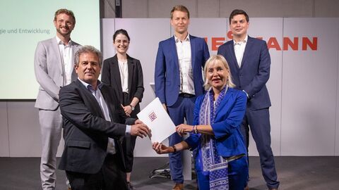 Digitalministerin Sinemus überreicht Distr@l-Förderbescheid an Prof. Hesselbach und das Gründerteam Digitalministerin Sinemus überreicht Distr@l-Förderbescheid an Prof. Hesselbach und das Gründerteam