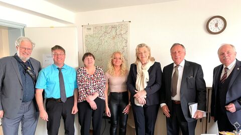 V.l.n.r.: Albrecht Kauschat, Vorsitzender der Landsmannschaft Schlesien - Nieder- und Oberschlesien e.V. / Landesverband Hessen; Markus Harzer, Vorsitzender der Sudetendeutschen Landsmannschaft - Landesgruppe Hessen e.V.; Michaela Langhammer, Geschäftsführerin der neuen gemeinsamen Geschäftsstelle der Landsmannschaften in Hessen; Natalie Paschenko, Geschäftsführerin der Landsmannschaft der Deutschen aus Russland in Hessen; Margarete Ziegler-Raschdorf, Landesbeauftragte der Hessischen Landesregierung für Heimatvertriebene und Spätaussiedler; Wilhelm Beer, stellv. Vorsitzender des Verbandes der Siebenbürger Sachsen in Deutschland e.V. – Landesgruppe Hessen und Lothar Streck, Vorsitzender BdV - Kreisverband Hanau-Main- Kinzig e.V. V.l.n.r.: Albrecht Kauschat, Vorsitzender der Landsmannschaft Schlesien - Nieder- und Oberschlesien e.V. / Landesverband Hessen; Markus Harzer, Vorsitzender der Sudetendeutschen Landsmannschaft - Landesgruppe Hessen e.V.; Michaela Langhammer, Geschäftsführerin der neuen gemeinsamen Geschäftsstelle der Landsmannschaften in Hessen; Natalie Paschenko, Geschäftsführerin der Landsmannschaft der Deutschen aus Russland in Hessen; Margarete Ziegler-Raschdorf, Landesbeauftragte der Hessischen Landesregierung für Hei