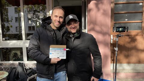 Das Unternehmen behind the screens der Autoren und Filmemacher Enkelejd Lluca und Sebastian Sgodzai entwickelt mit Hilfe der Förderung drei Fernsehserien sowie einen Kinofilm Enkelejd Lluca und Sebastian Sgodzai von "behind the screens"