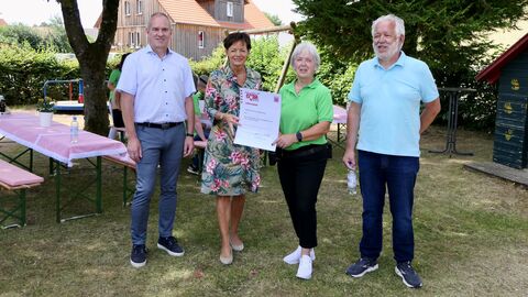 LandFrauenVerein Rebgeshain erhält 4.866 Euro Förderung Bei der Übergabe des Bescheides mit Bürgermeister Edwin Schneider, Europaministerin Lucia Puttrich, Marion Möller von den LandFrauen Rebgeshein sowie Stadtverordnetenvorsteher Karl Weisensee