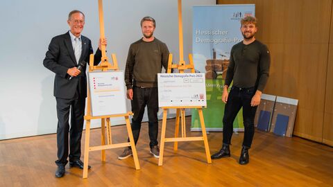 Staatsminister Axel Wintermeyer ehrt das Projekt „Kompetenzzentrum Hof Tolle“ aus Calden-Fürstenwald (Landkreis Kassel)