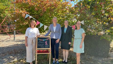 Justizstaatssekretärin Tanja Eichner wünscht 39 Kindern an der Grundschule am Hinkelstein in Alsbach-Hähnlein einen erfolgreichen Schulstart