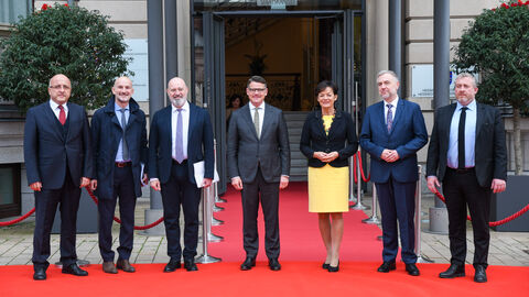 v.l.n.r. Vizegouverneur von Bursa, Dr. Yusuf Gökhan Yolcu, Regionalminister der Emilia Romagna Paolo Calvano, Präsident der Emilia-Romagna, Stefano Bonaccini, Ministerpräsident Boris Rhein, Europaministerin Lucia Puttrich, Marschall der polnischen Partnerregion Wielkopolska, Marek Woźniak und der Vizepräsident der Nouvelle-Aquitaine, Guillaume Riou v.l.n.r. Vizegouverneur von Bursa, Dr. Yusuf Gökhan Yolcu, Regionalminister der Emilia Romagna Paolo Calvano, Präsident der Emilia-Romagna, Stefano Bonaccini, Ministerpräsident Boris Rhein, Europaministerin Lucia Puttrich, Marschall der polnischen Partnerregion Wielkopolska, Marek Woźniak und der Vizepräsident der Nouvelle-Aquitaine, Guillaume Riou