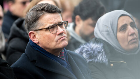 Trauerfeier Hanau Ministerpräsident Boris Rhein zwischen anderen Gästen der Trauerfeier