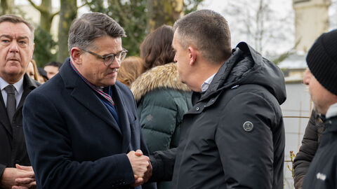 Trauerfeier Hanau Ministerpräsident Boris Rhein unter anderen Gästen der Trauerfeier