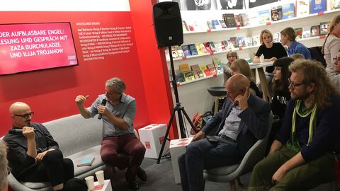Der Gemeinschaftsstand "Literatur in Hessen" bietet literarischen Kulturinstitutionen sowie kleineren hessischen Verlagen einen Auftritt auf der Frankfurter Buchmesse Teilnehmerinnen und Teilnehmer einer Podiumsdiskussion beim Gemeinschaftsstand "Literatur in Hessen"