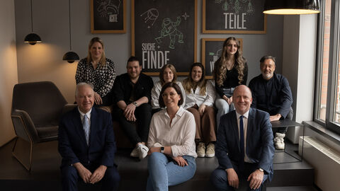 IHK Frankfurt am Main Präsident Ulrich Casper, Personalverantwortliche Juliane Stein und Europastaatssekretär Uwe Becker (1. Reihe, v.l.n.r.). In der zweiten Reihe, Azubis und Geschäftsführer Adreas Liehr