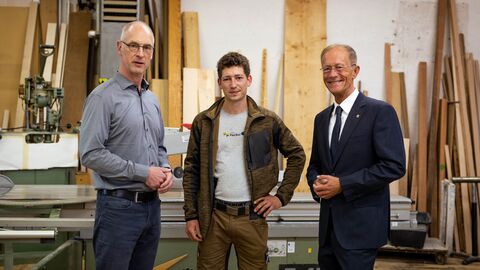 Im Rahmen der Aktionswoche „Kabinett besucht Talente“ wirbt Hessens Landesregierung für Ausbildungsberufe. Von links nach rechts: Inhaber der Schreinerei Fuchs, Martin Schuchardt, Viktor Grossbach, Staatsminister Axel Wintermeyer. Im Rahmen der Aktionswoche „Kabinett besucht Talente“ wirbt Hessens Landesregierung für Ausbildungsberufe. Von links nach rechts: Inhaber der Schreinerei Fuchs, Martin Schuchardt, Viktor Grossbach, Staatsminister Axel Wintermeyer.