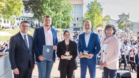 Ministerpräsident Boris Rhein überreicht Jörg Eigendorf, stellvertretend für seine Frau Katrin Eigendorf, sowie Sena Karahan und Carlos Becker von der Walter-Lübcke-Schule in Wolfhagen im Beisein von Irmgard Braun-Lübcke den Walter-Lübcke-Demokratie-Preis 2022 Ministerpräsident Boris Rhein überreicht Jörg Eigendorf, stellvertretend für seine Frau Katrin Eigendorf, sowie Sena Karahan und Carlos Becker von der Walter-Lübcke-Schule in Wolfhagen im Beisein von Irmgard Braun-Lübcke den Walter-Lübcke-Demokratie-Preis 2022