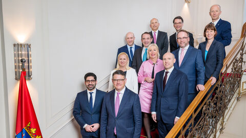 Das neue hessische Kabinett unter der Führung von Ministerpräsident Boris Rhein hat die Arbeit aufgenommen Offizielles Portraitfoto des neuen hessischen Kabinetts