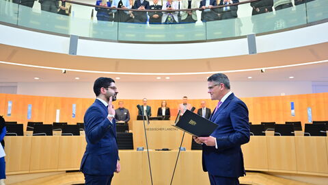 Ministerpräsident Boris Rhein vereidigt den stellvertretenden Regierungschef, Wirtschaftsminister Kaweh Mansoori Ministerpräsident Boris Rhein vereidigt den stellvertretenden Regierungschef, Wirtschaftsminister Kaweh Mansoori