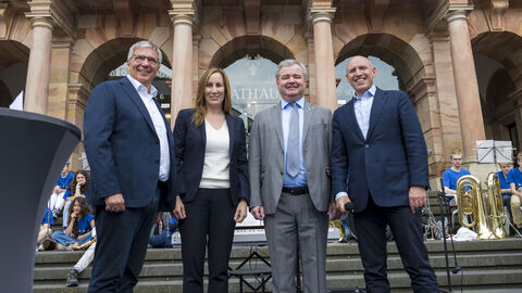 Wiesbadens Oberbürgermeister Gert-Uwe Mende, Landtagspräsidentin Astrid Wallmann, der Generalkonsul der Ukraine Vadym Kostiuk und Europaminister Manfred Pentz stehen gemeinsam vor einem Gebäude.