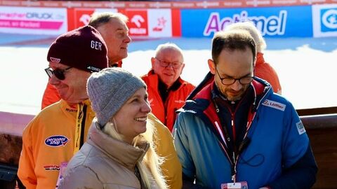 Stolz gratulierte vor Ort in Willingen der Siegerinnen