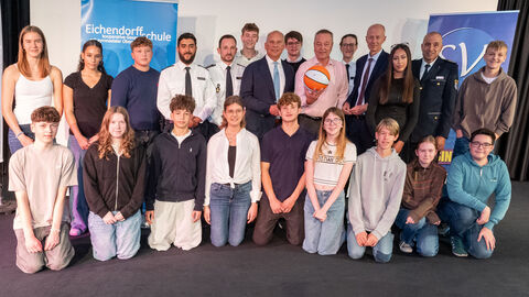 (v.l.n.r.): Leiter der Polizeidirektion Main-Taunus Tobias Erler,  Innenminister Roman Poseck, Schulleiter der Eichendorfschule Stefan Haid, Kultusminister Armin Schwarz, Polizeipräsident Westhessen Björn Gutzeit, Schülerinnen und Schüler der Eichendorfschule Kelkheim sowie weitere Kolleginnen und Kollegen der Polizei. Mehrere Personen (darunter Polizeibeamte sowie Schüler) stehen nebeneinander.